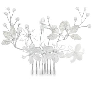 Sublime peigne à cheveux ornée de perles nacrées, un bijou délicat et raffiné pour sublimer votre coiffure. Des perles rondes, éclatantes et lumineuses, sont délicatement montées sur une structure en métal argenté. Une composition florale et aérienne parfaite pour une touche d'élégance discrète.