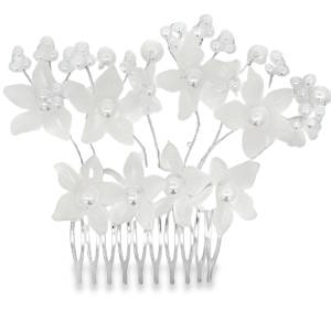 Élégant ornement de cheveux, agrémenté de délicates fleurs translucides et de perles nacrées. Parfait pour sublimer une coiffure de mariage ou pour ajouter une touche de raffinement à votre look quotidien. Un accessoire de mode qui allie romantisme et sophistication.
