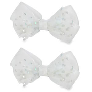 Adorable lot de deux barrettes pinces nœud papillon pour cheveux de couleur blanche, parfait pour ajouter une touche de douceur et de fantaisie à la coiffure de votre enfant. Orné de délicats motifs scintillants, cet accessoire est idéal pour les occasions spéciales ou pour un look quotidien pétillant.