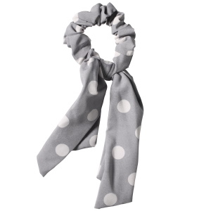 Chouchou élastique pour cheveux sur le modèle d'un ruban en textile de couleur avec des motifs de pois.