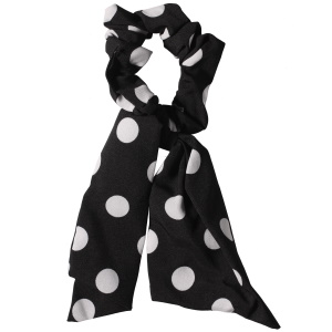 Chouchou élastique pour cheveux sur le modèle d'un ruban en textile de couleur avec des motifs de pois.