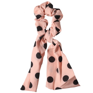 Chouchou élastique pour cheveux sur le modèle d'un ruban en textile de couleur avec des motifs de pois.