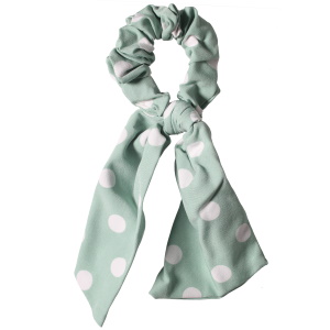 Chouchou élastique pour cheveux sur le modèle d'un ruban en textile de couleur avec des motifs de pois.