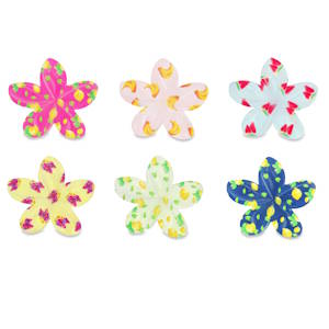 Pince crabe à cheveux en forme de fleurs de tiaré, parfaite pour ajouter une touche tropicale et fruitée à une coiffure. Elle se distingue par ses motifs colorés et originaux. 6 coloris différents. Vendu à l'unité. Votre préférence en commentaires.