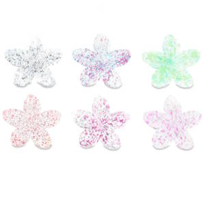 Pince crabe à cheveux en forme de fleurs de frangipanier, arborant un style estival et tropical. L'intérieur de la matière est parsemé de paillettes et de confettis colorés, créant un effet moucheté et texturé qui capture la lumière. 6 coloris différents. Vendu à l'unité. Votre préférence en commentaires.