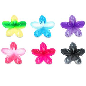 Pince à cheveux en forme de fleurs de frangipanier, parfaite pour ajouter une touche tropicale et estivale à une coiffure. Chaque pince imite la silhouette délicate d'une fleur exotique à cinq pétales. 6 coloris différents. Vendu à l'unité. Votre préférence en commentaires.
