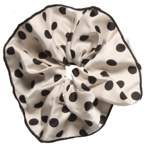 Chouchou élastique large pour cheveux en textile de couleur écrue avec des motifs de pois.