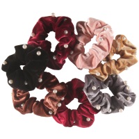 Chouchou cheveux en velours de couleur et perles synthétiques. 7 coloris différents.