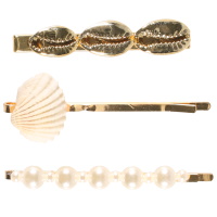 Set d'articles cheveux composé d'une pince surmontée de coquillages cauris en métal doré, une épingle en métal doré surmonté d'un coquillage et d'une épingle surmontée de perles synthétiques.