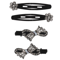 Set d'articles cheveux composé de 2 clic-clacs en métal noir surmontés d'une fleur en strass et de 2 pinces en métal noir surmontées de nœuds papillon en strass.