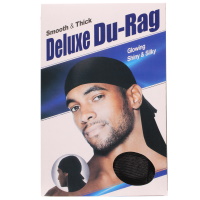Bandana Du-Rag ou Durag en polyester de couleur noire. 
L’usage d’un durag permet de préserver l'hydratation tout en comprimant les cheveux et en les maintenant en place. Parfait pour aplatir et maintenir la coifure wave.