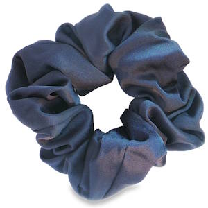 Chouchou élastique pour cheveux de couleur bleu marine. L'accessoire de coiffure indispensable pour un look à la fois décontracté et sophistiqué. Sa texture douce et soyeuse préserve vos cheveux tout en apportant une touche de style raffinée à votre coiffure.