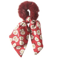 Chouchou élastique pour cheveux en poils synthétiques avec un foulard noué en textile de couleur avec motifs fleurs.