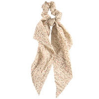 Chouchou élastique pour cheveux en forme de foulard noué en textile de couleur avec motifs de fleurs.