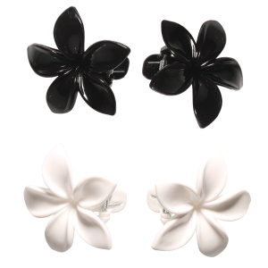 Lot de 2 pinces pour cheveux en forme de fleur en plastique de couleur. 2 coloris différents. Vendu par 2. Votre préférence en commentaire.