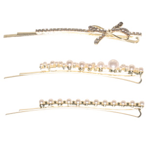 Lot de deux barrettes en métal doré surmontées de perles d'imitation et d'une barrette en métal doré avec un nœud papillon pavée de strass.