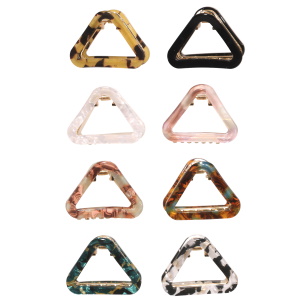 Pince crabe en forme de triangle pour cheveux en métal doré recouvert de plastique multicolore tacheté. 8 coloris différents. Vendu à l'unité. Votre préférence en commentaire.