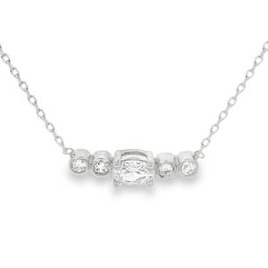 Ce collier raffiné en argent 925/000 rhodié incarne l'élégance minimaliste et la finesse. Son design horizontal et symétrique en fait un bijou intemporel, parfait pour illuminer le décolleté avec discrétion et éclat. Le collier arbore un alignement de cinq pierres scintillantes. Au centre trône un oxyde de zirconium principal de forme ovale, maintenu par quatre griffes délicates pour maximiser la réflexion de la lumière. De part et d'autre de la pierre centrale se trouvent deux duos de pierres rondes plus petites, serties en clos. Ce sertissage apporte une touche moderne et assure une finition lisse et protectrice. Un fermoir anneau ressort sécurisé accompagné d'une chaînette d'extension, permettant d'ajuster parfaitement la taille à votre morphologie.