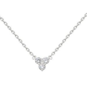 Collier composé d'une chaîne en argent 925 rhodié et d'un pendentif serti de trois oxydes de zirconium blancs. Fermoir anneau de ressort avec 4 cm de rallonge.