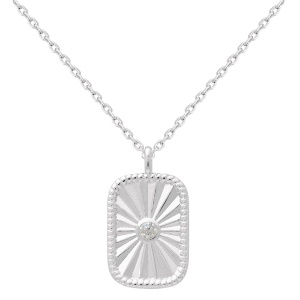 Collier composé d'une chaîne en argent 925/000 et d'un pendentif médaillon rectangulaire avec motifs ciselés et serti d'un oxyde de zirconium blanc. Fermoir anneau ressort avec 4 cm de rallonge.