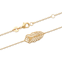 Bracelet composé d'une chaîne et d'une plume de paon ajourée en plaqué or jaune 18 carats. Fermoir mousqueton avec anneaux de rappel à 16 et 18 cm.