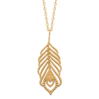 Collier composé d'une chaîne et d'un pendentif plume de paon en plaqué or jaune 18 carats. Fermoir mousqueton avec anneaux de rappel à 40, 42 et 45 cm.