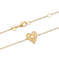 Bracelet composé d'une chaîne en plaqué or jaune 18 carats et d'un cœur avec motifs en relief. Fermoir mousqueton avec anneaux de rappel à 16 et 18 cm.