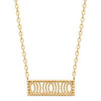 Collier composé d'une chaîne et d'un pendentif aux motifs ajourés en plaqué or jaune 18 carats. Fermoir mousqueton avec anneau de rappel à 40, 42 et 45 cm.
