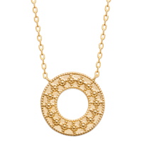 Collier composé d'une chaîne et d'un pendentif cercle élargi avec motifs en plaqué or jaune 18 carats. Fermoir mousqueton avec anneaux de rappel à 40, 42 et 45 cm.