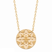 Collier composé d'une chaîne et d'un pendentif rond avec motifs d'étoile en plaqué or jaune 18 carats. Fermoir mousqueton avec anneaux de rappel à 40, 42 et 45 cm.