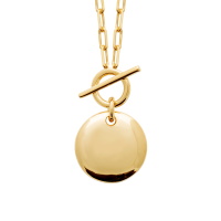 Collier composé d'une chaîne et d'un pendentif fermoir cabillaud et d'une pastille ronde en plaqué or jaune 18 carats. Fermoir mousqueton avec anneaux de rappel à 40, 42 et 45 cm.