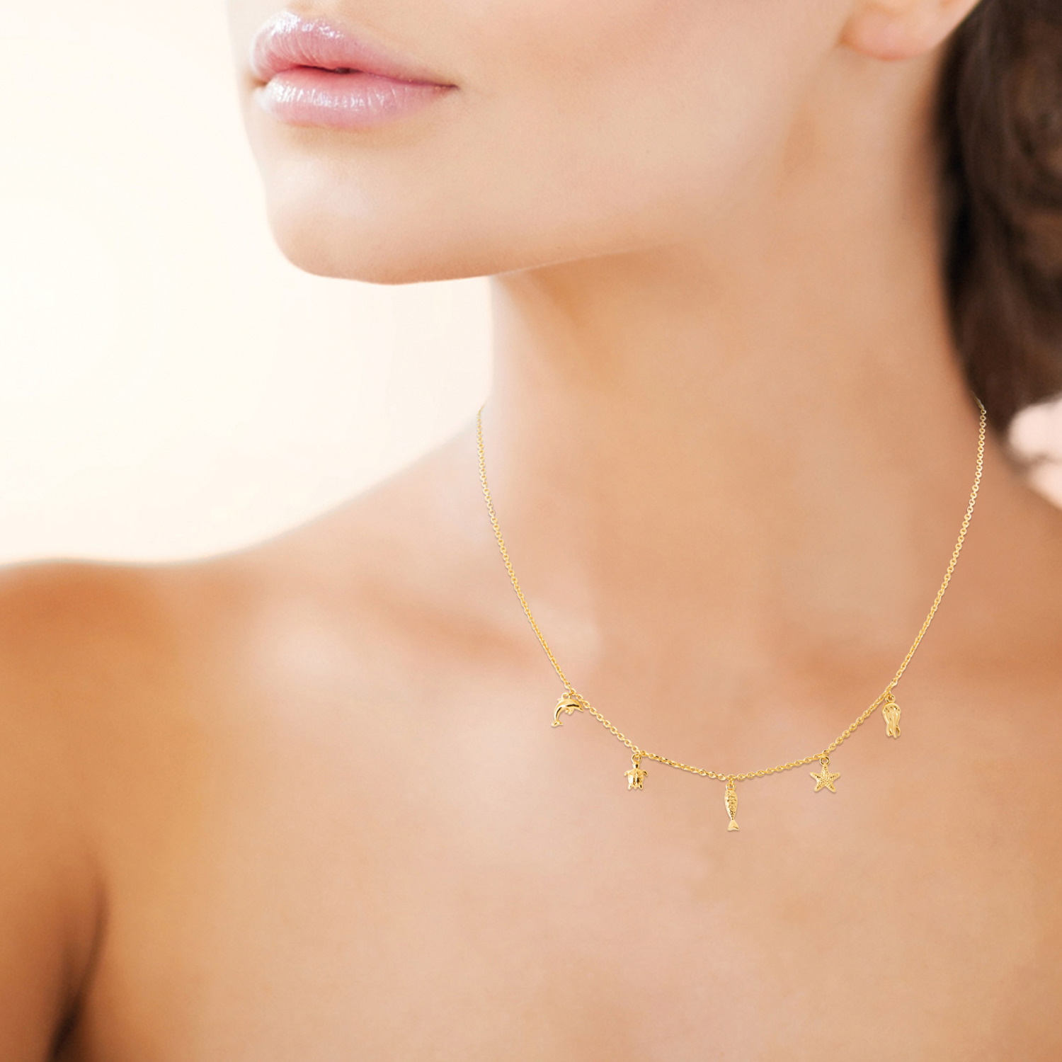 Collier avec pampilles étoile de mer, dauphin, poisson et pieuvre en plaqué or jaune 18 carats. Dauphin Poisson Adolescent Adulte Animaux Femme Fille Indémodable Nature Collier avec pampilles étoile de mer, dauphin, poisson et pieuvre en plaqué or jaune 18 carats. Dauphin Poisson Adolescent Adulte Animaux Femme Fille Indémodable Nature
