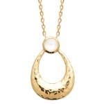 Collier avec pendentif en plaqué or et pierre de lune sertie clos. Fermoir mousqueton avec anneaux de rappel à 40, 42 et 45 cm.