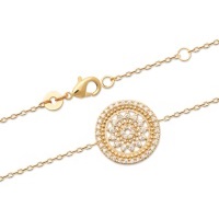 Bracelet surmonté d'un médaillon rond au motif ajouré du soleil en plaqué or 18 carats et pavé d'oxydes de zirconium. Fermoir mousqueton avec anneaux de rappel à 16 et 18 cm.