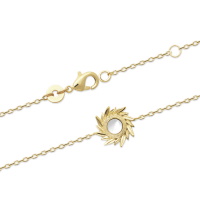 Bracelet composé d'une chaîne en plaqué or jaune 18 carats et d'un soleil en spirale avec pavage rond de nacre. Fermoir mousqueton avec anneaux de rappel à 16 et 18 cm.