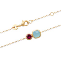 Bracelet composé d'une chaîne en plaqué or jaune 18 carats et deux pierres véritables rose et bleue serties clos. Fermoir mousqueton avec anneaux de rappel à 16 et 18 cm.