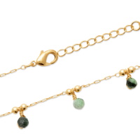 Bracelet composé d'une chaîne en plaqué or jaune 18 carats et 5 perles pendantes en véritable pierre de rubis-zoïsite. Fermoir mousqueton avec 3 cm de rallonge.