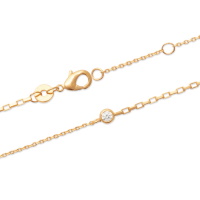 Bracelet composé d'une chaîne de deux mailles différentes en plaqué or et un oxyde de zirconium blanc serti clos de forme ronde. Fermoir mousqueton avec anneaux de rappel à 16 et 18 cm.