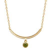 Collier composé d'une chaîne en plaqué or jaune 18 carats et d'un pendentif serti d'une pierre de couleur verte. Fermoir mousqueton avec anneaux de rappel à 40, 42 et 45 cm.