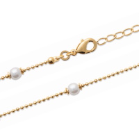 Bracelet composé d'une chaîne en plaqué or jaune 18 carats et de perles d'imitation. Fermoir mousqueton avec 2 cm de rallonge.