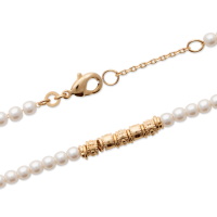 Bracelet composé d'une chaîne en plaqué or jaune 18 carats et de perles d'imitation. Fermoir mousqueton avec anneaux de rappel à 16 et 18 cm.