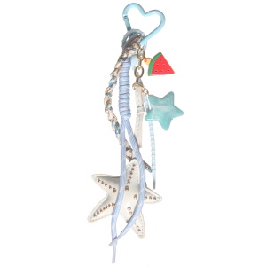 Porte-clés fantaisie avec des franges en textile multicolore, d'une étoile bleue en simili cuir, d'une étoile bleue, d'une tranche de pastèque.
