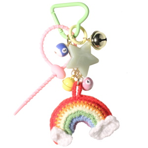 Porte-clés fantaisie composé d'un mousqueton en forme de cœur, de deux grelots, de deux mini boules de billard, d'une étoile vert et d'un arc en ciel en textile.