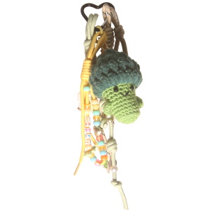 Porte-clés fantaisie avec des franges en textile multicolore, de perles multicolores, de cœurs multicolores, d'une tranche de citron vert, de perles composant le mot Happy et d'une peluche artichaut.