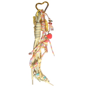 Porte-clés fantaisie avec des franges en textile multicolore, d'un citron, d'un nounours jaune, de perles multicolores, de perles composant le mot Amour, d'une épingle en métal doré avec pendants cerises, perle rose flocon et fraise.
