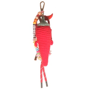 Porte-clés fantaisie avec des franges en textile multicolore, de perles composant le mot Amour, de perles multicolores, d'étoiles et de cœurs multicolores, d'un piment et d'une peluche piment.