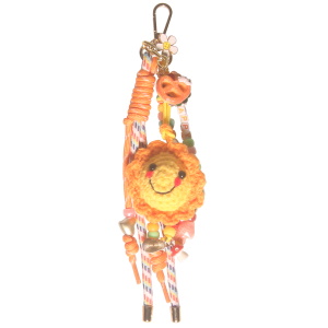 Porte-clés fantaisie avec des franges en textile multicolore, de perles composant le mot Happy, de perles multicolores, d'étoiles et de cœurs multicolores et d'une peluche fleur.