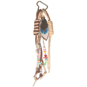 Porte-clés fantaisie avec des franges en textile multicolore, de perles composant le mot Amour, de perles multicolores, de cœurs multicolores et d'un œil de Turquie.