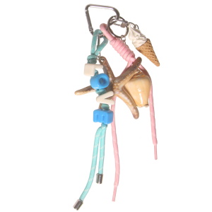 Porte-clés fantaisie avec des franges en textile, d'une étoile de mer, d'un cornet de glace, d'un coquillage et des lettres LOVE.