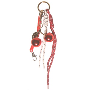 Porte-clés fantaisie avec des franges en textile et de cerises en métal doré.